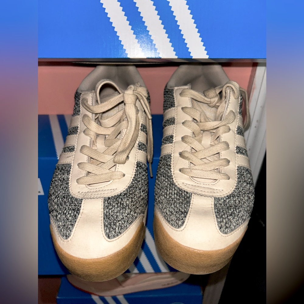 Womens 8 1/2 somoa adidas sneakers